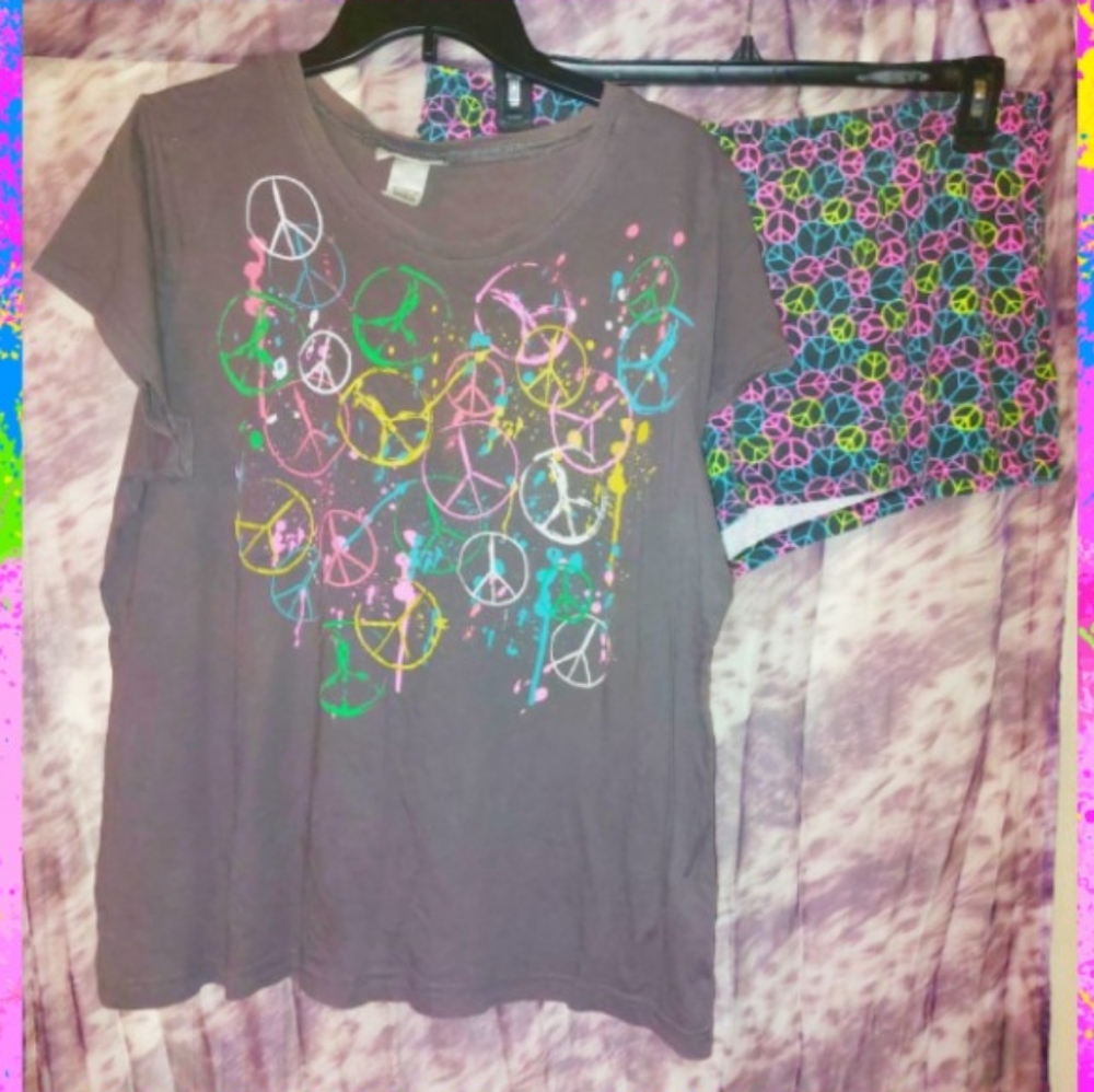 2Pc Bundle of Peace Signs Soft Knit Tee Jrs Plus Sz 2X & Shorts Sz XL(15/17)